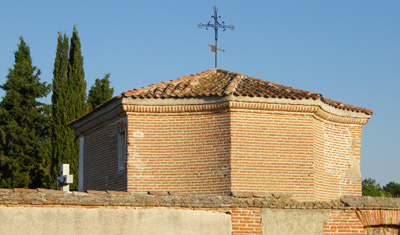 (Fig. 80). Vista exterior del camarín de la Virgen de la Vega, donde se combina un rítmico juego de curvas y rectas; obsérvese el muro perimetral del cementerio, barrera que ha posibilitado su conservación y al mismo tiempo el desconocimiento por parte de la crítica.