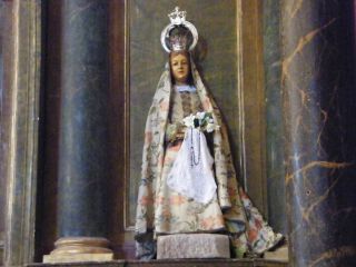 (Fig. 80.1). ANÓNIMO. Virgen de la Vega; imagen de alcuza, ataviada con indumentaria ornamental. Actualmente se encuentra en la iglesia de Santiago; el camarín proyectado por el padre Pontones pretendía impulsar la devoción de los fieles sobre esta talla.